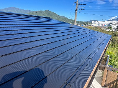富士河口湖町　ガルバリウム鋼板屋根　塗装　上塗り